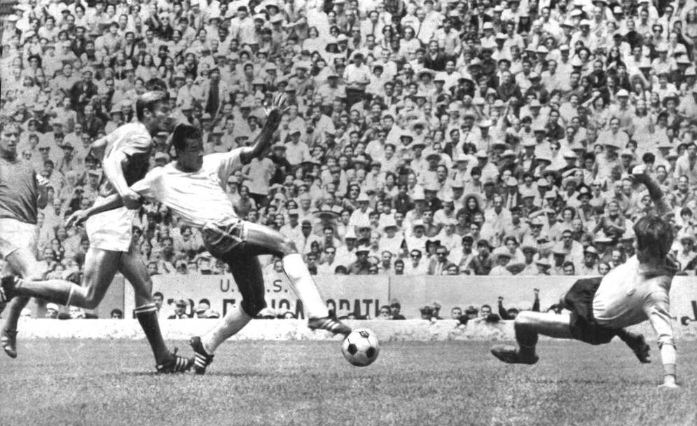 Messico 1970. finale Brasile Italia 4 1. L&#39;attaccante Jairzinho trattenuto da Facchetti realizza il terzo gol del Brasile